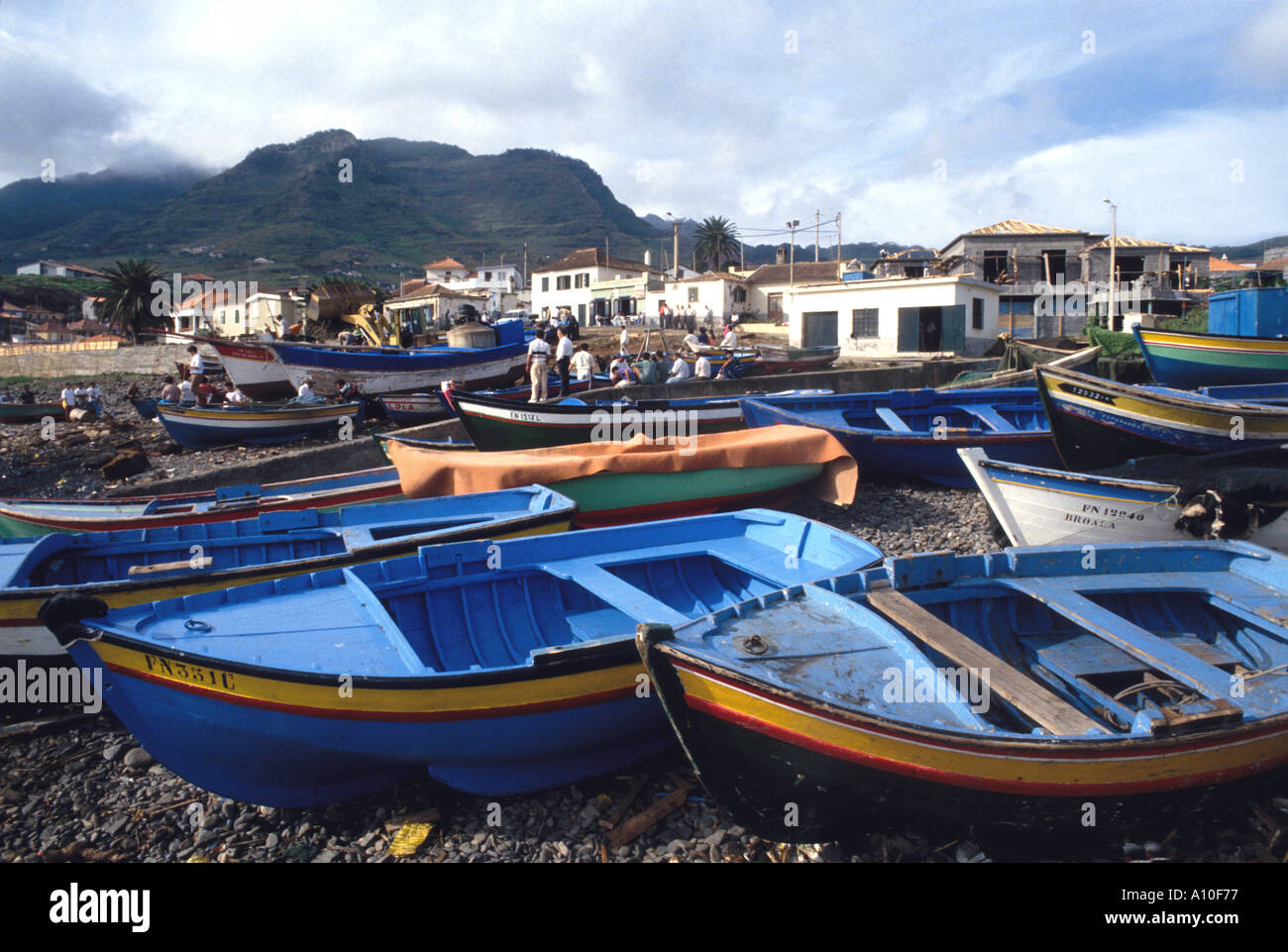 Les bateaux de pêche côtière de classe Canoa à Canical Harbour, l'île de Madère Portugal Océan Atlantique Banque D'Images