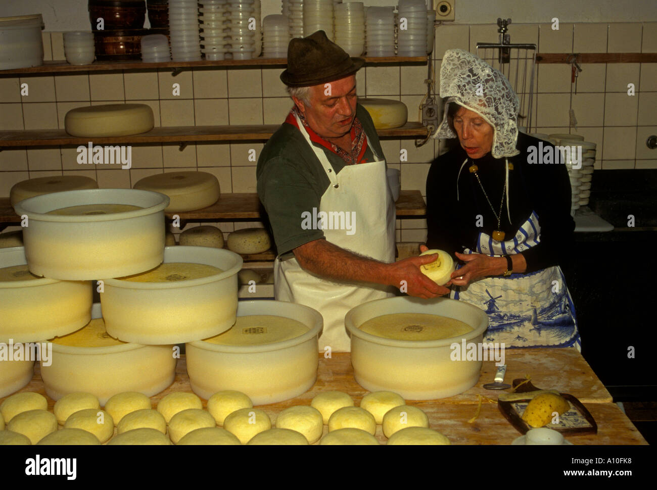 Homme adulte, femme adulte, fromagers, du fromage, de la démonstration, Clara maria cheese farm et de boucher usine, Amstelveen, Pays-Bas, Pays-Bas, Europe Banque D'Images