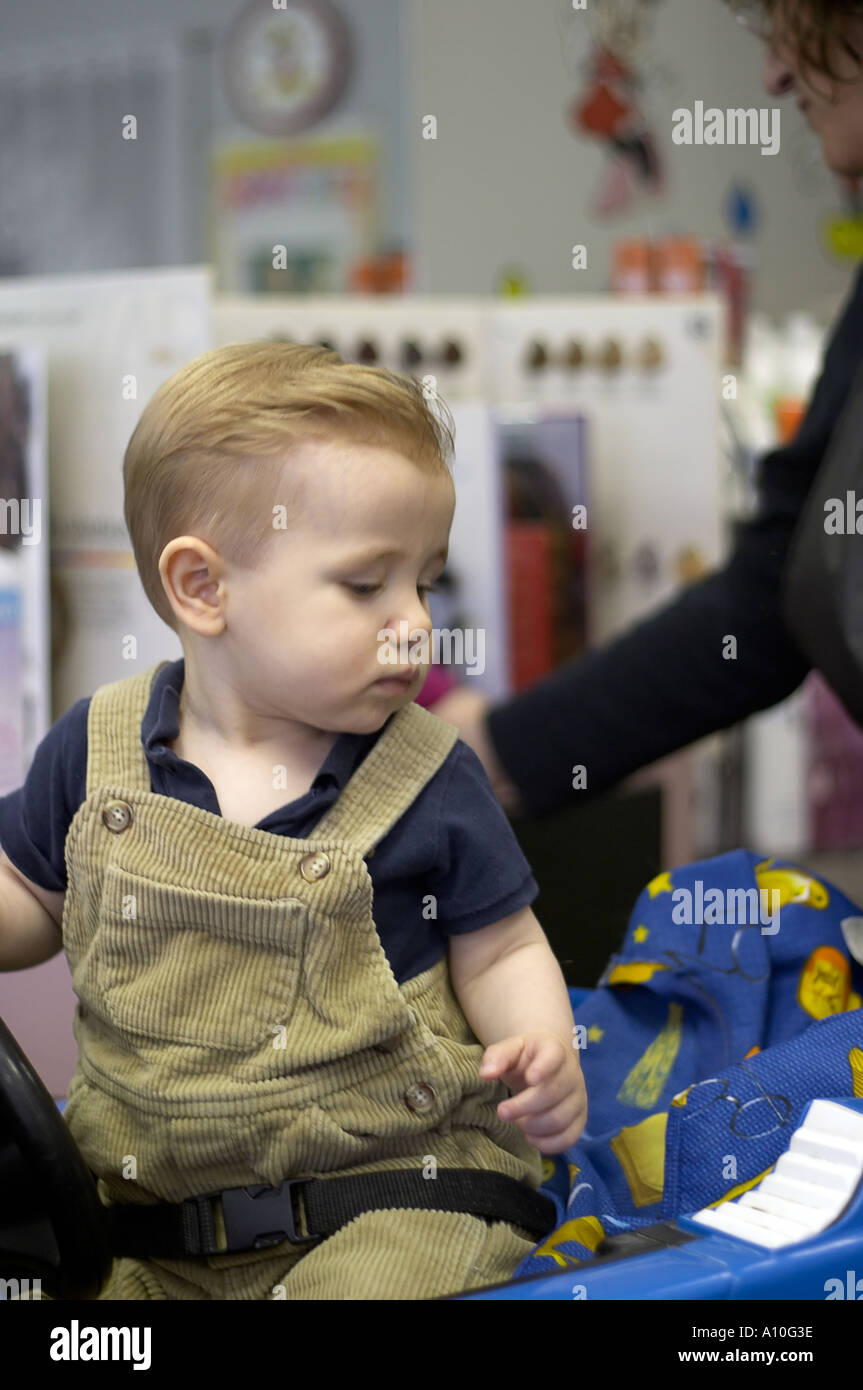 Un An Garcon Est Assis En Coiffure De Selles Pour La Premiere Coupe Fils Image Parution Modele Jeune Jeunes Jeunesse Famille Americaine Usa Ameri Photo Stock Alamy