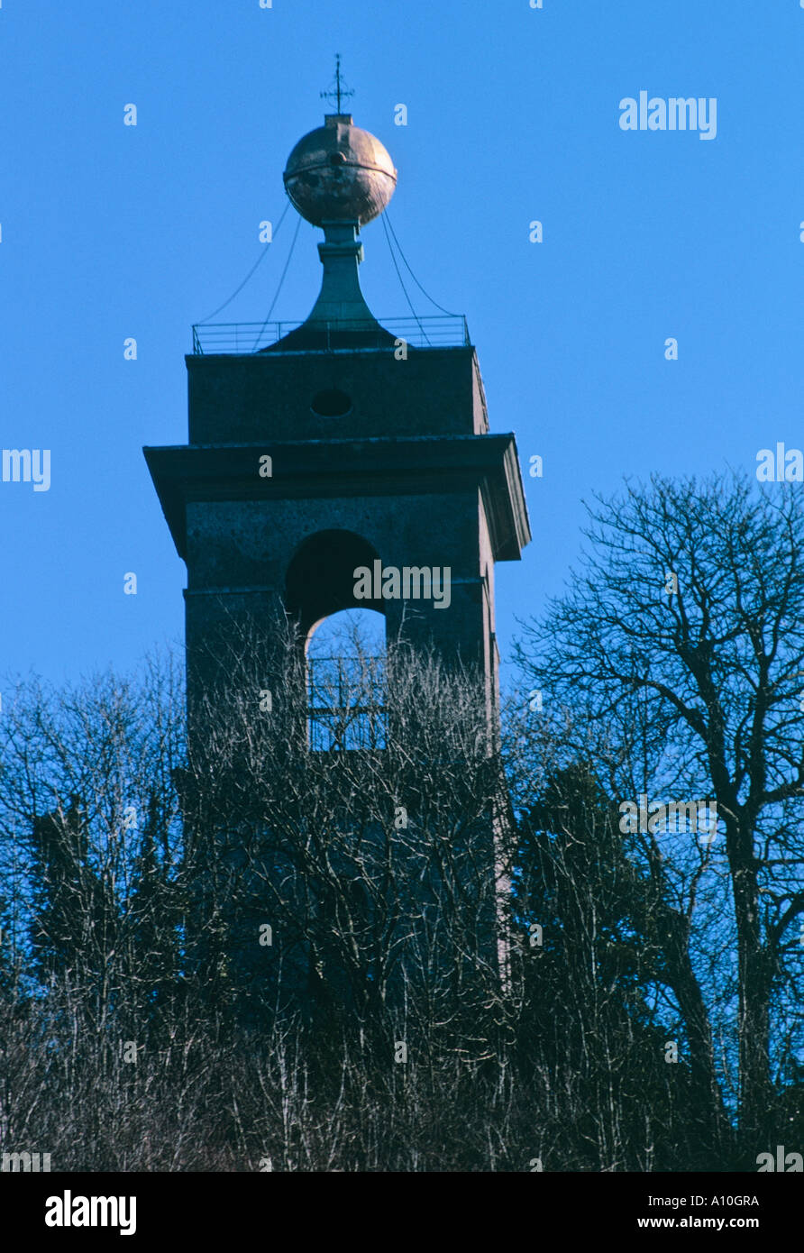 Guilded Golden Ball sur la tour de l'église de St Lawrence associés à l'Hellfire Club West Wycombe Buckinghamshire Banque D'Images