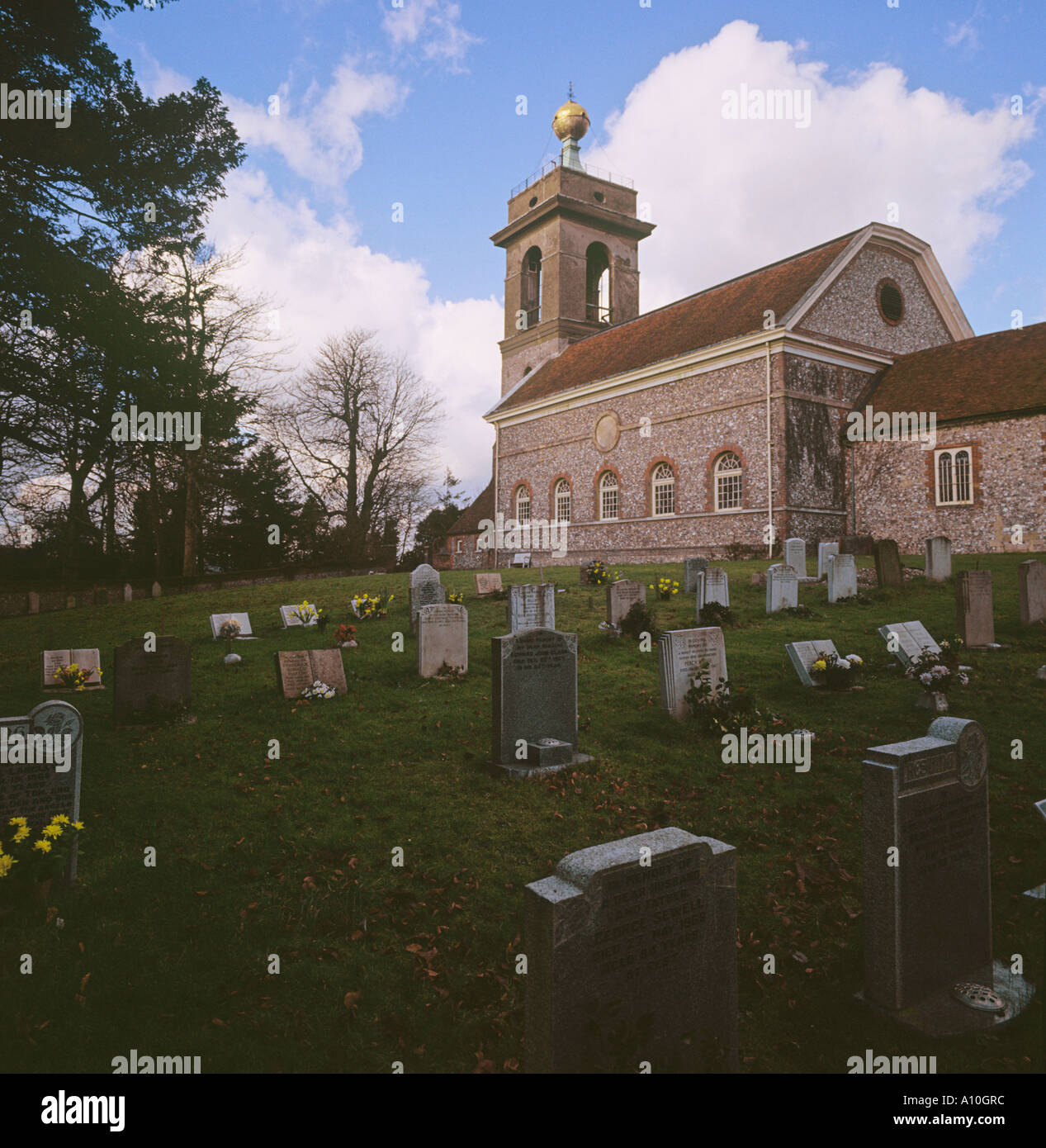 Église de St Lawrence Guilded balle sur la tour associé à l'Enfer Club West Wycombe Buckinghamshire Angleterre Banque D'Images