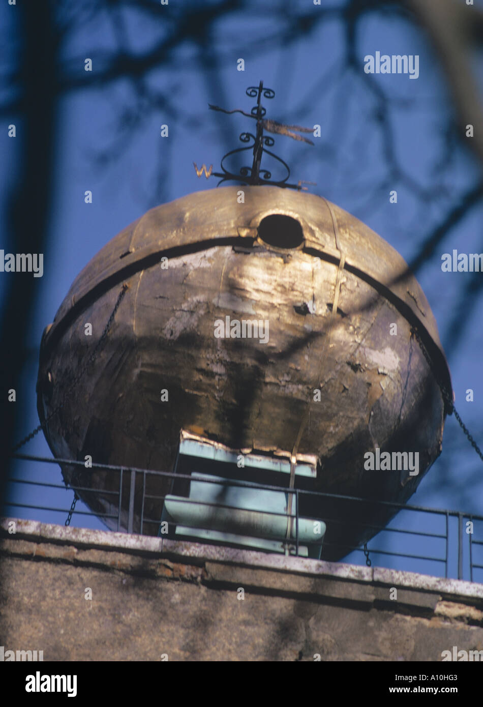 Golden Ball sur la tour de l'église de St Lawrence West Wycombe Buckinghamshire Club Hellfire associés à Banque D'Images