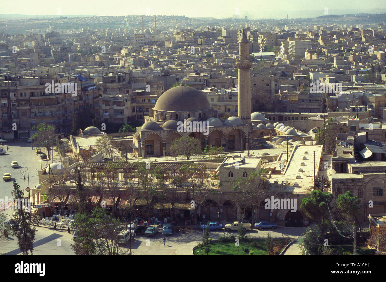 La Syrie Allepo Khan Al Wazir marché couvert vue surélevée avec des toits en bkgd Banque D'Images