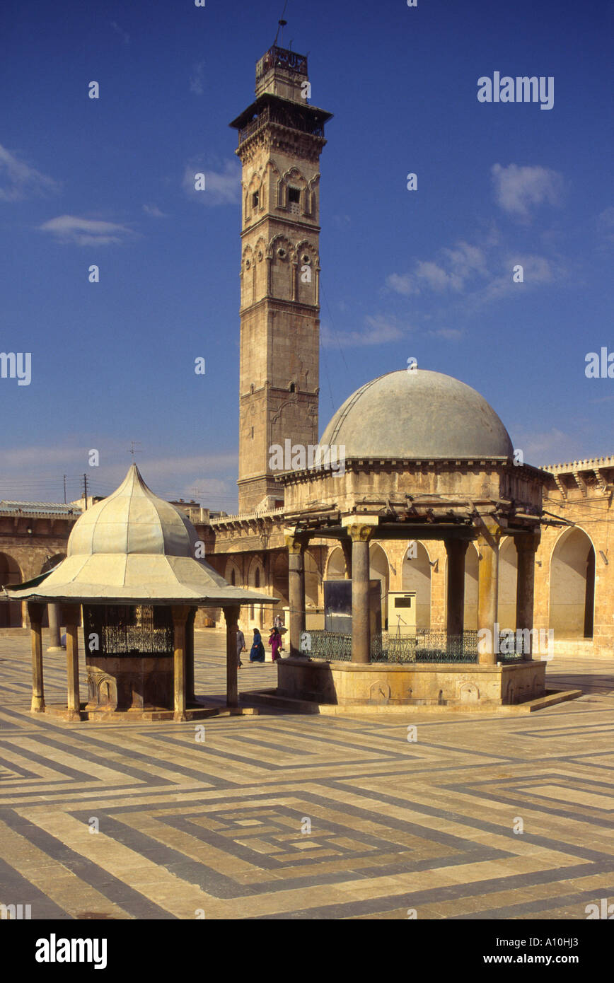 La Syrie Zaqarieh Allepo Grande mosquée Jami une vue sur la cour avec des fontaines dans frgd et minaret de bkgd Banque D'Images
