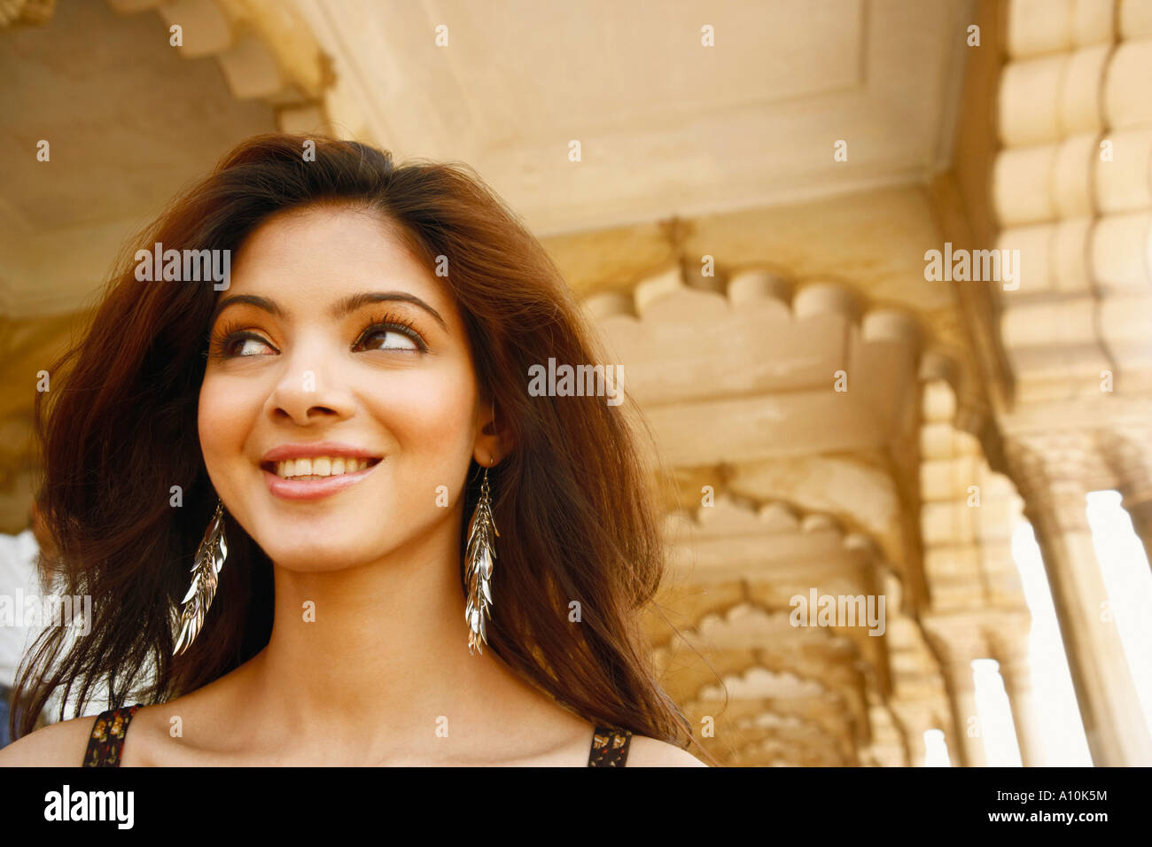 Close-up of a young woman smiling, fort d'Agra, Agra, Uttar Pradesh, Inde Banque D'Images