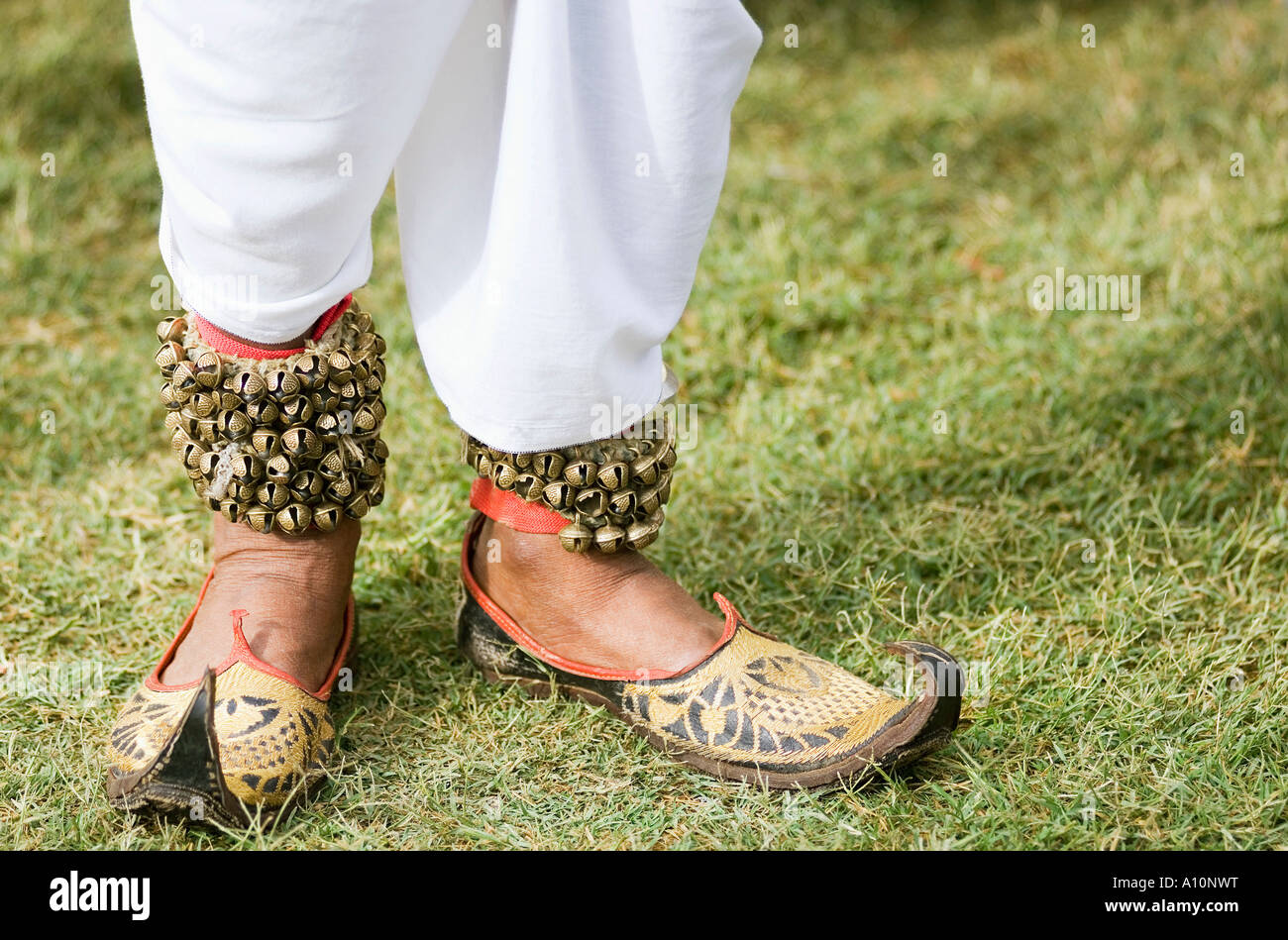 Vue en bas de jambe d'une personne portant un bracelet de cheville avec clochettes, Jaipur, Rajasthan, Inde Banque D'Images