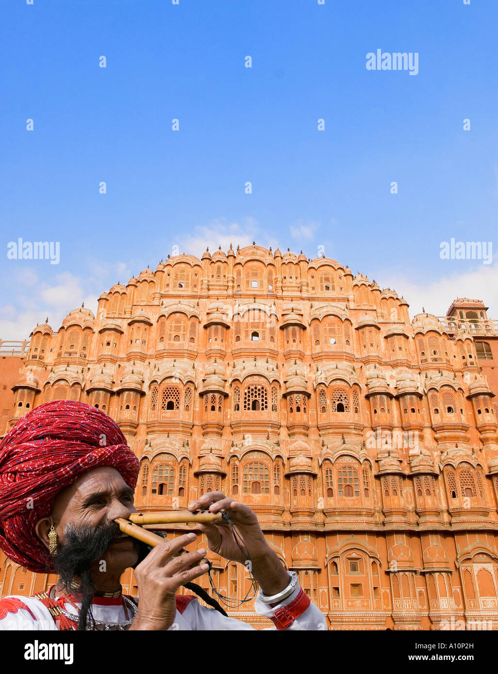 Close-up of a young man playing deux flûtes avec son nez en face d'un palais, Hawa Mahal, Jaipur, Rajasthan, Inde Banque D'Images