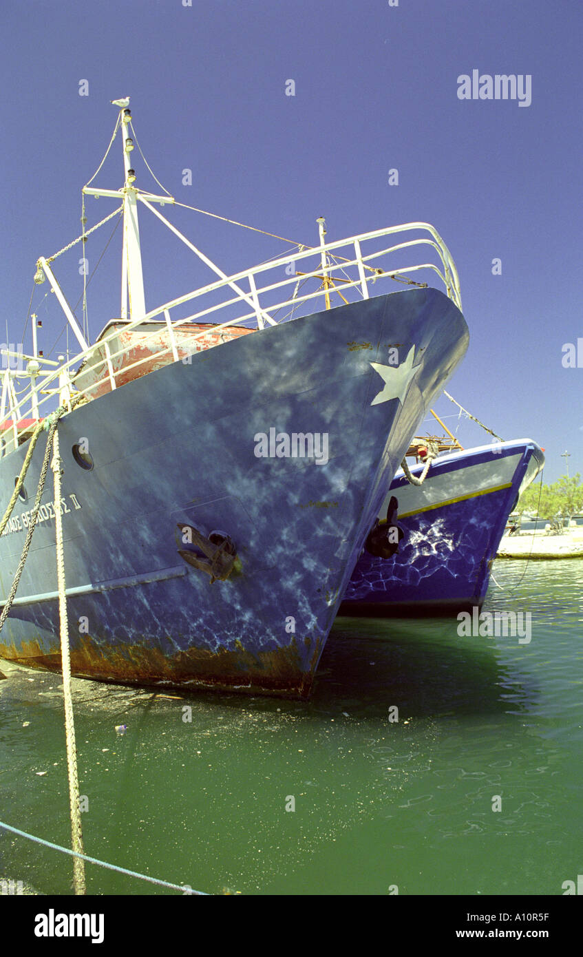 Les navires amarrés dans le port de la ville de Naxos Banque D'Images