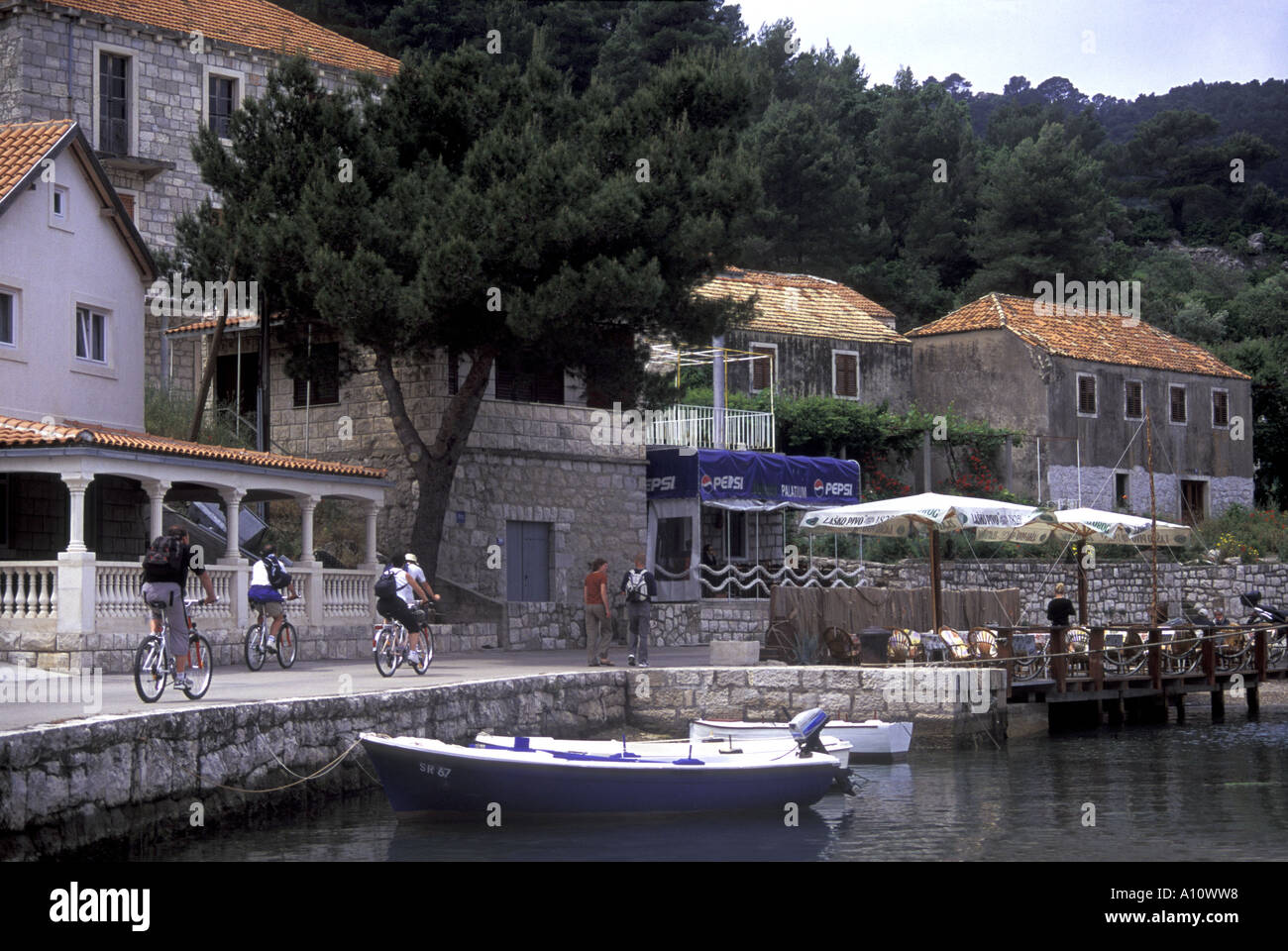 Le port ferry Polace. Les cyclistes d'explorer le parc national de l'île de Mjlet. Mer Adriatique, la Croatie, la Dalmatie. Banque D'Images