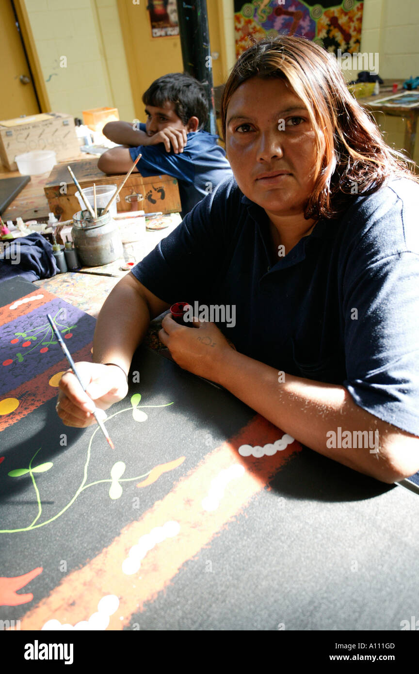 La peinture, l'artiste autochtone Titjikala, près d'Alice Springs, Territoire du Nord, Australie Banque D'Images