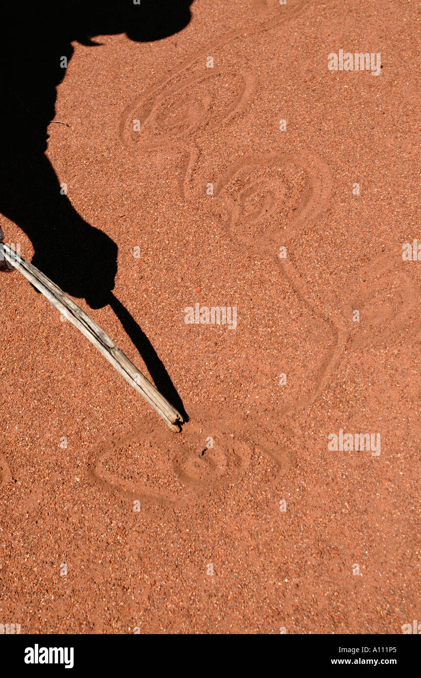 Un autochtone explique ses histoires anciennes en dessinant dans le sable, Pitjantjara Anangu, les terres de l'Australie du Sud Banque D'Images