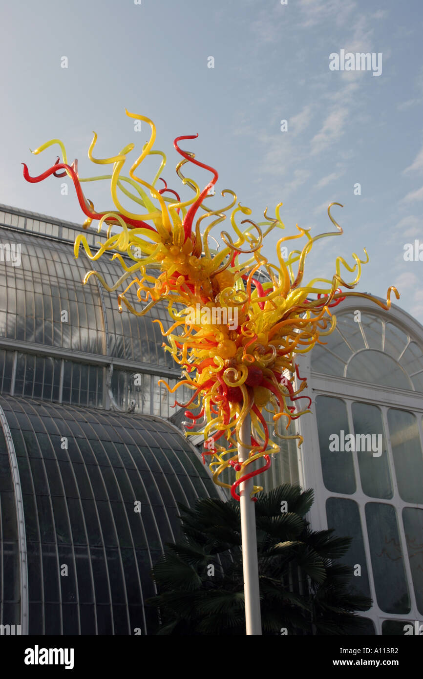 Sculpture en verre Chihuly à Kew Gardens avec Palm House à l'arrière-plan Banque D'Images