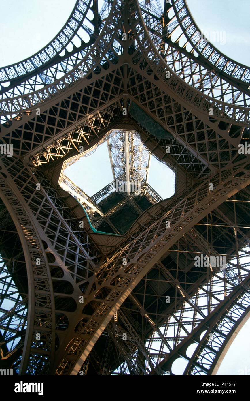 Vue sur le dessous de la structure en fer de la Tour Eiffel construite pour l'Exposition Universelle de 1889 Banque D'Images