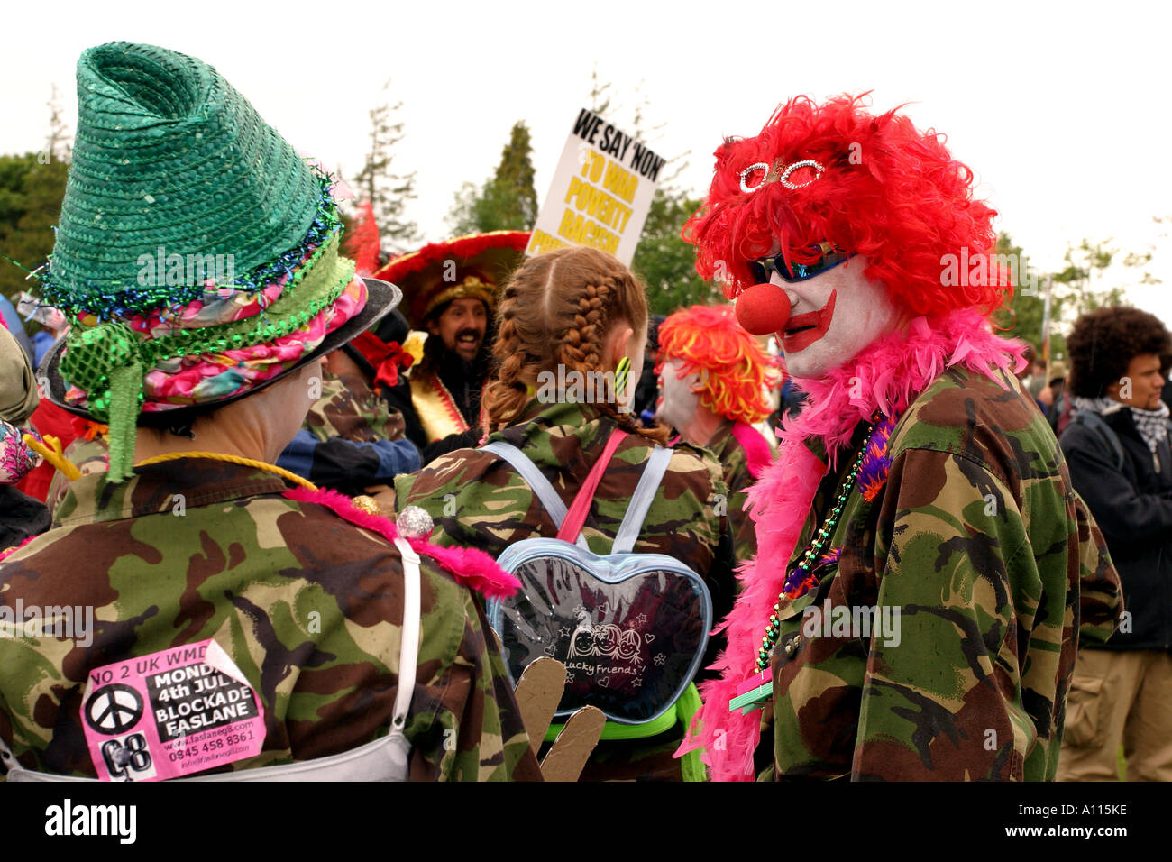 Les membres de la Rebel insurgés clandestins vers l'Armée de clown au sommet du G8 en mars Auchterarder Banque D'Images
