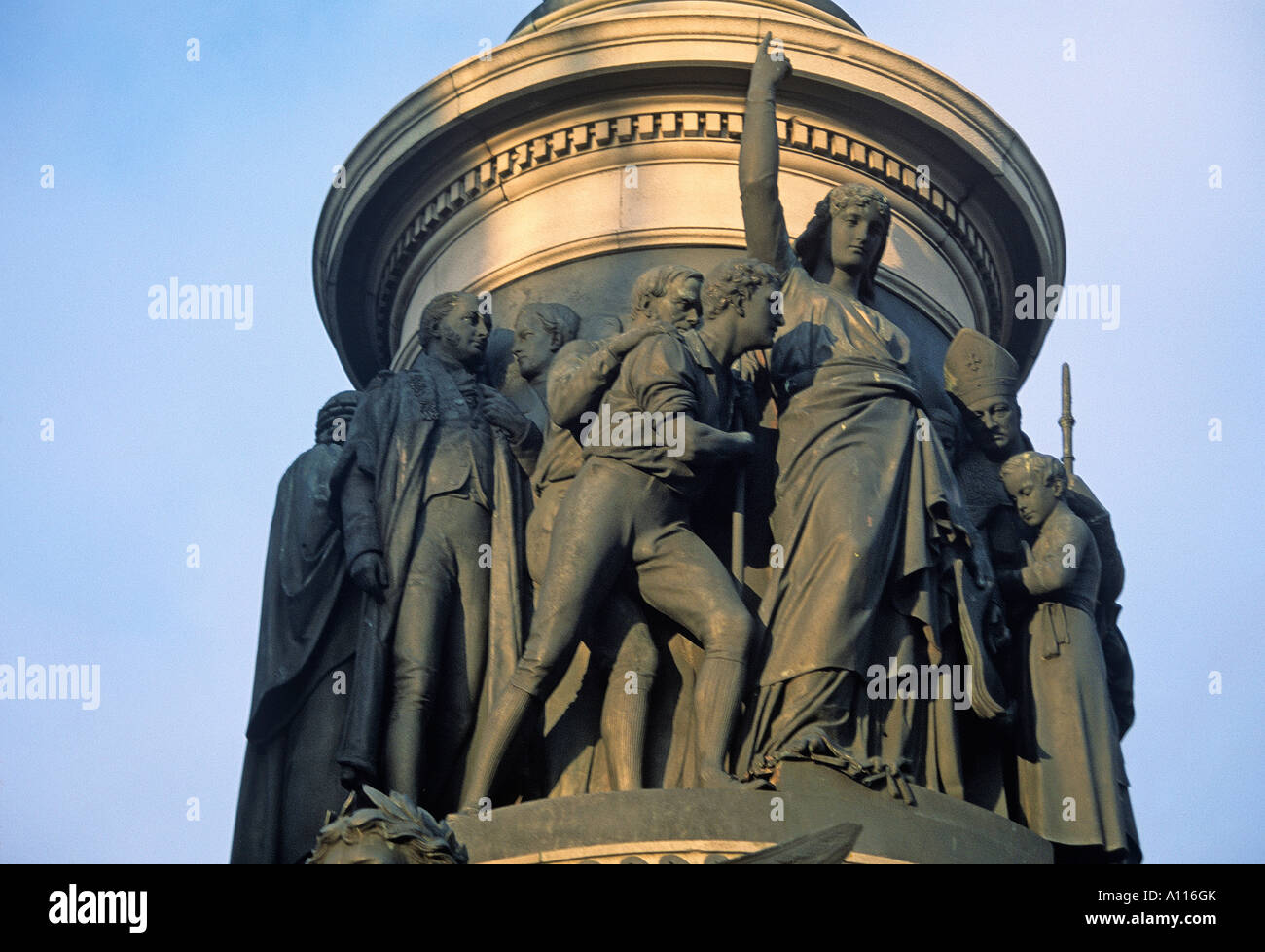 Détail de petites statues autour de la base de la statue et monument de Daniel O'Connell dans O'Connell Street Dublin Banque D'Images