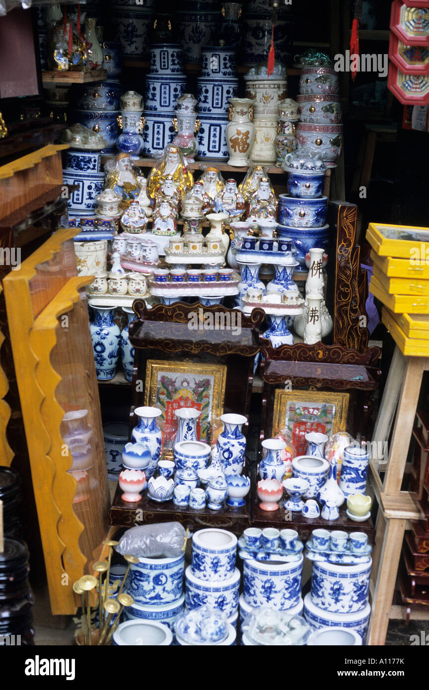 Un écran de casiers sur porcelaine à vendre à Hanoi Old Quarter s Photo  Stock - Alamy