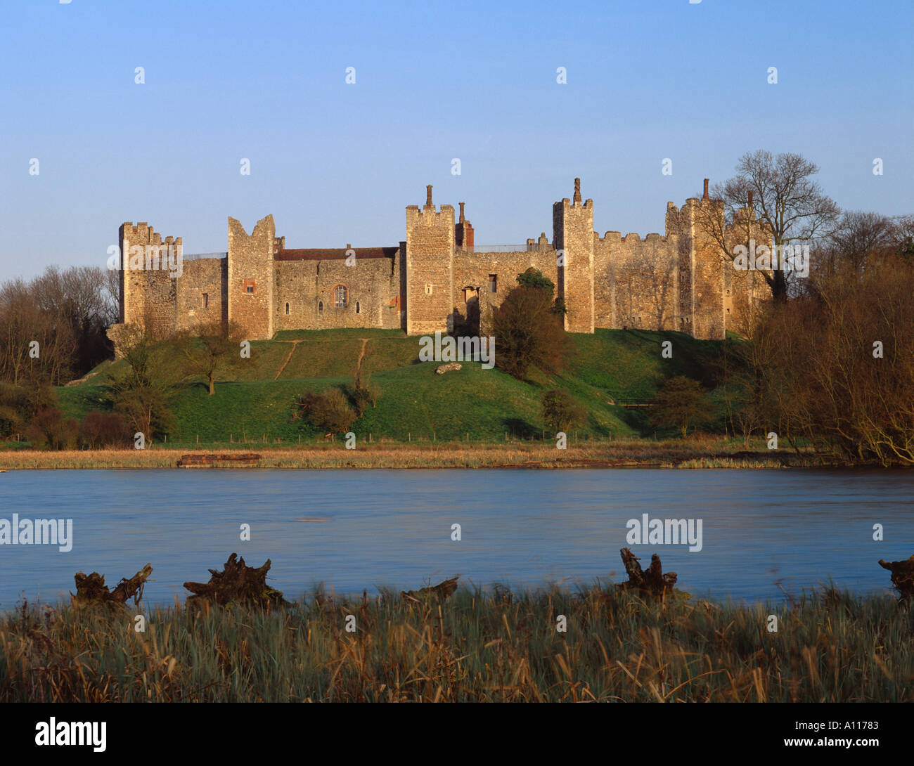 Dans le Suffolk Framlingham Castle construit au 12ème siècle et une fois occupé par Bloody Mary Banque D'Images