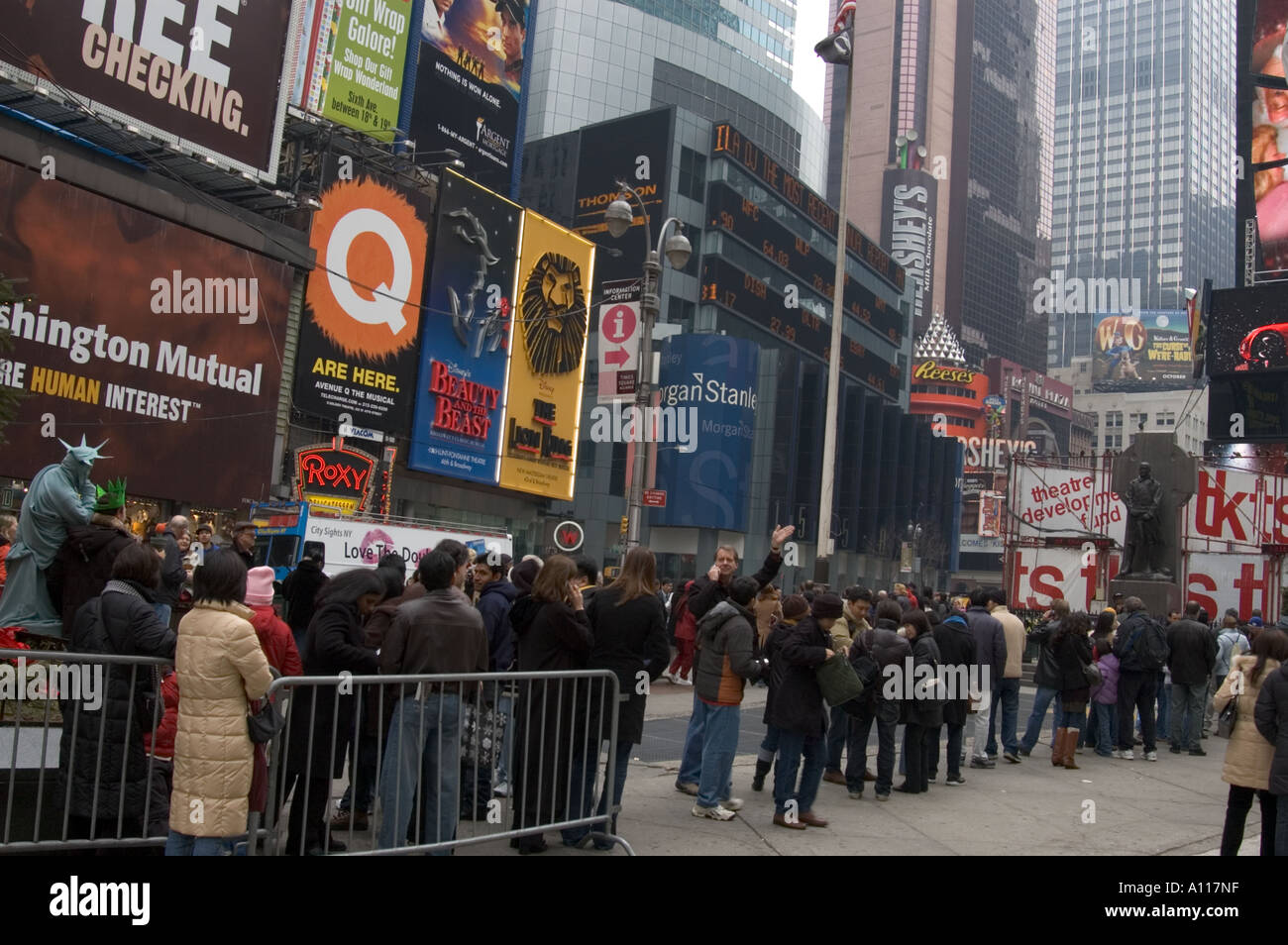 Une ligne d'acheter des billets de spectacles de Broadway at Times Square Manhattan New York USA Banque D'Images