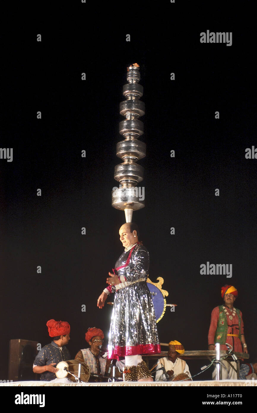 Danseuse folklorique qui balance des pots sur sa tête, Gadisar Lake, Jaisalmer, Rajasthan, Inde, Asie Banque D'Images