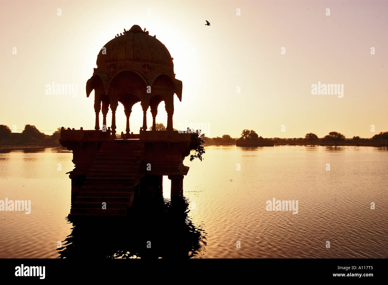 UGA 75862 Chatri au coucher du soleil Lac Gadsisar Jaisalmer Rajasthan Inde Banque D'Images