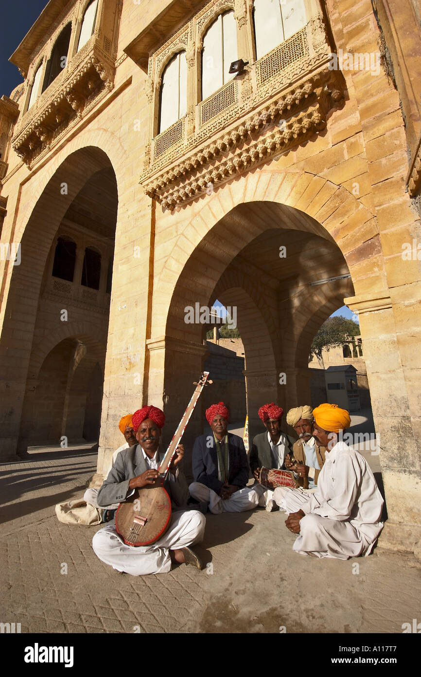 Musiciens folkloriques jouant des instruments de musique, Gadisar Lake, Jaisalmer, Rajasthan, Inde, Asie Banque D'Images