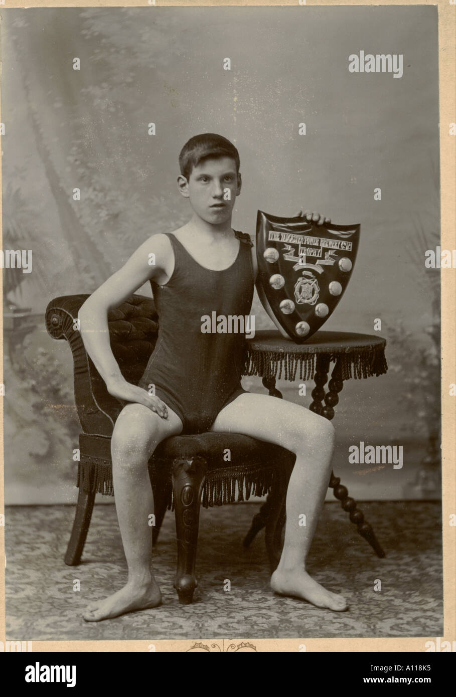 Photo de jeune nageuse avec son trophée vers 1885 Banque D'Images
