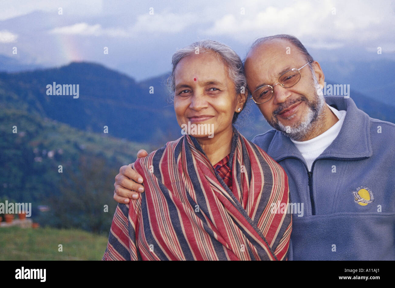 Vieux couple heureux en vacances à Koti collines près de Simla Himachal Pradesh Inde Asie MR#313 Banque D'Images
