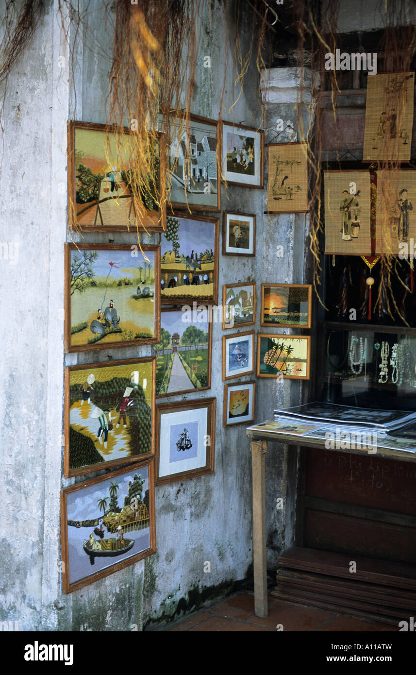Peinture accroché à l'entrée de la Gallerie d'art dans la région de Ho Hoan Kiem Hanoi Banque D'Images