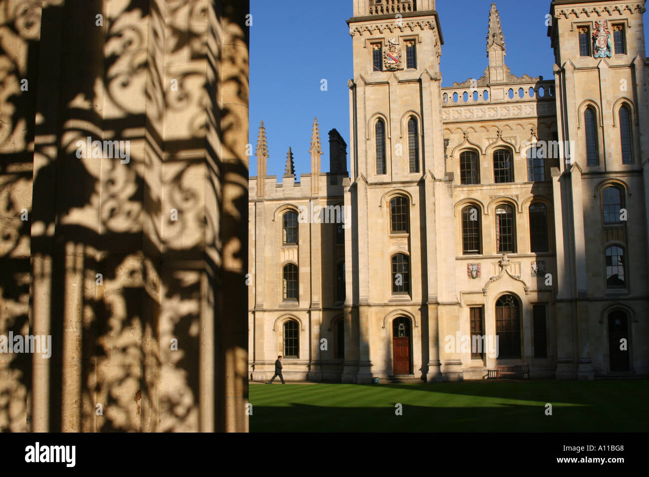 All Souls College University of Oxford Angleterre Iron Gate Shadows Winter Sunshine Université d'Oxford, Angleterre, Royaume-Uni Banque D'Images