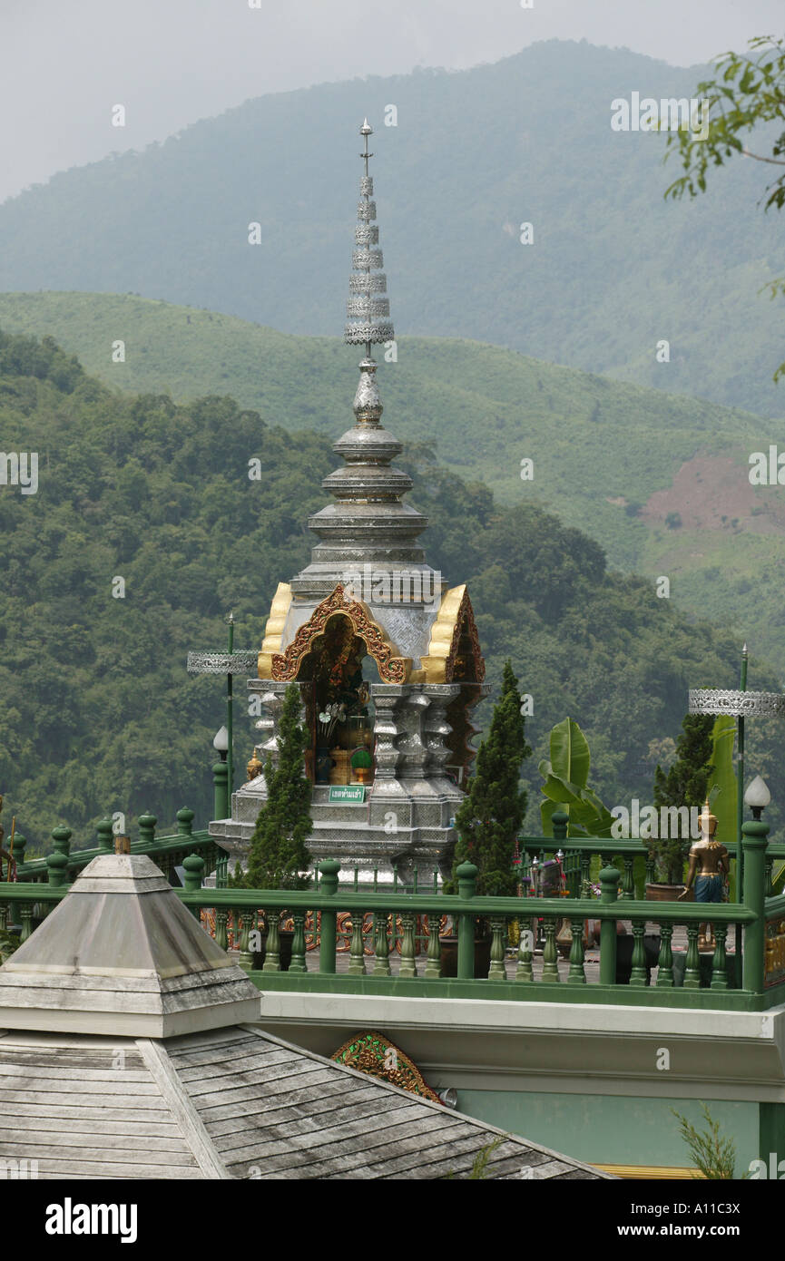 Vue extérieure de Wat Phra That Doi Wao temple qui a été construit pour contenir des brins de cheveux de Bouddha s'il a été construit en 179 B C'est donc l'un des plus anciens sanctuaires en mai sai collines en arrière-plan Banque D'Images