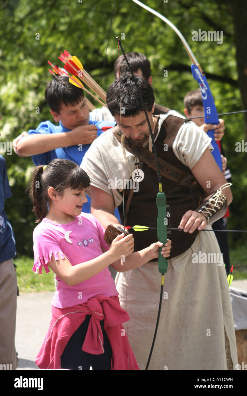 Leçon de tir à l'arc à Dubovac Château Karlovac Banque D'Images