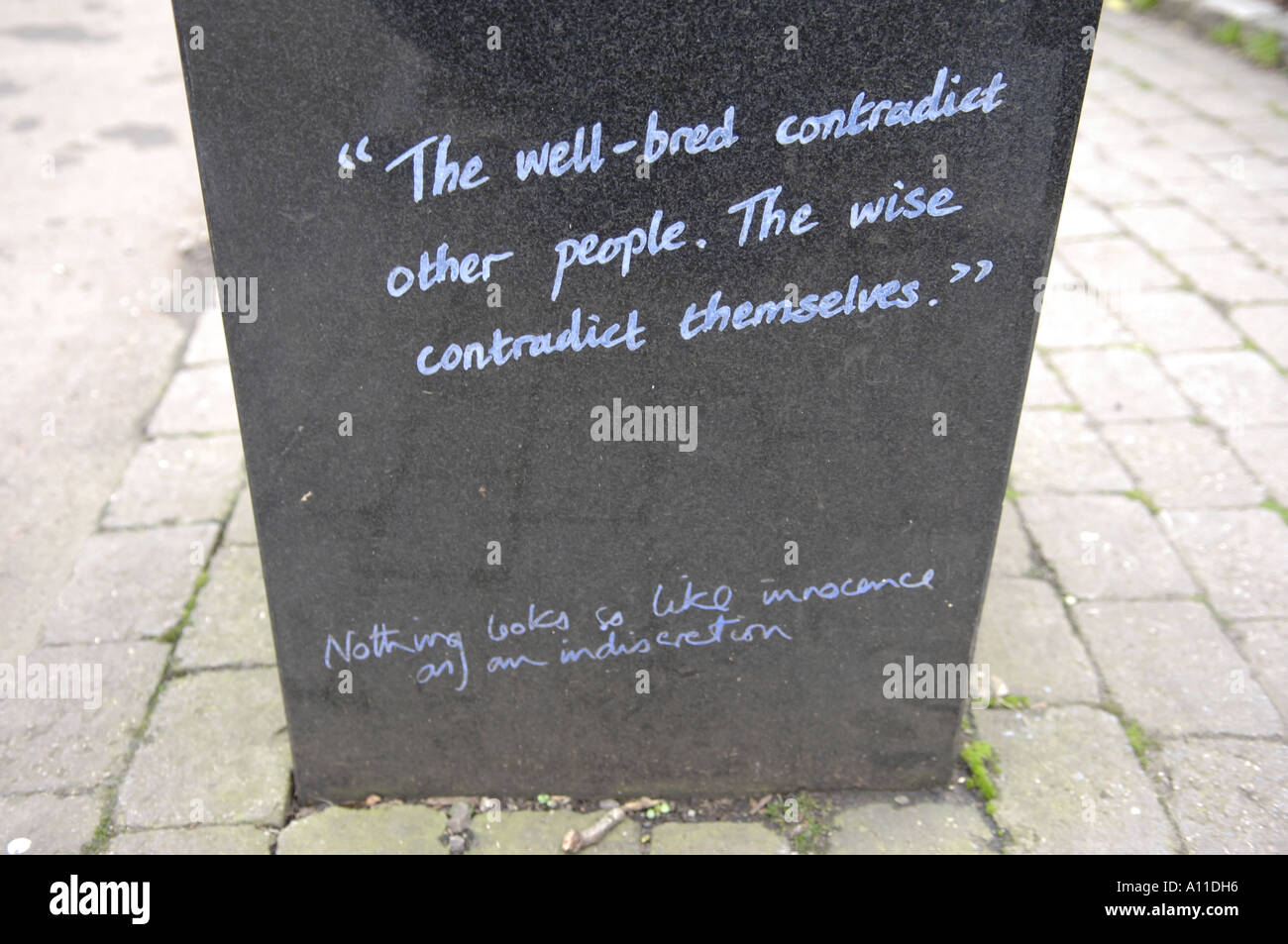 Citation Uotation Plinthe Oscar Wilde En Photo Stock Alamy