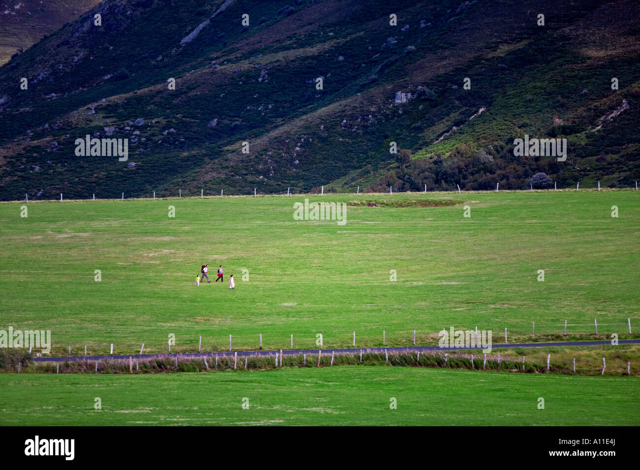 Une famille ayant une promenade dans un pré (Puy de Dôme - France). Famille se promenant dans une prairie (Puy-de-Dôme 63 - France). Banque D'Images