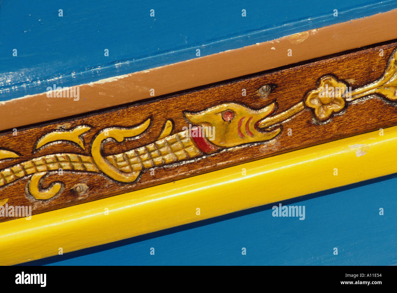 Décoration de coque sculptée sur un bateau de pêche côtière de classe kajjikk Marsaxlokk Malte Îles de Malte Mer Méditerranée Banque D'Images