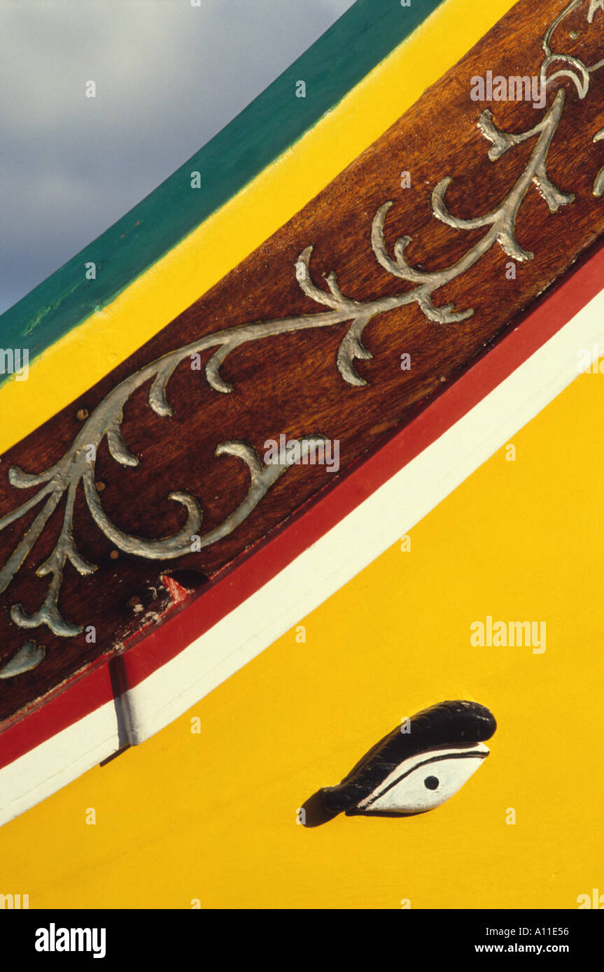 Décoration de coque sculptée sur un bateau de pêche côtière de classe kajjikk Marsaxlokk Malte Îles de Malte Mer Méditerranée Banque D'Images