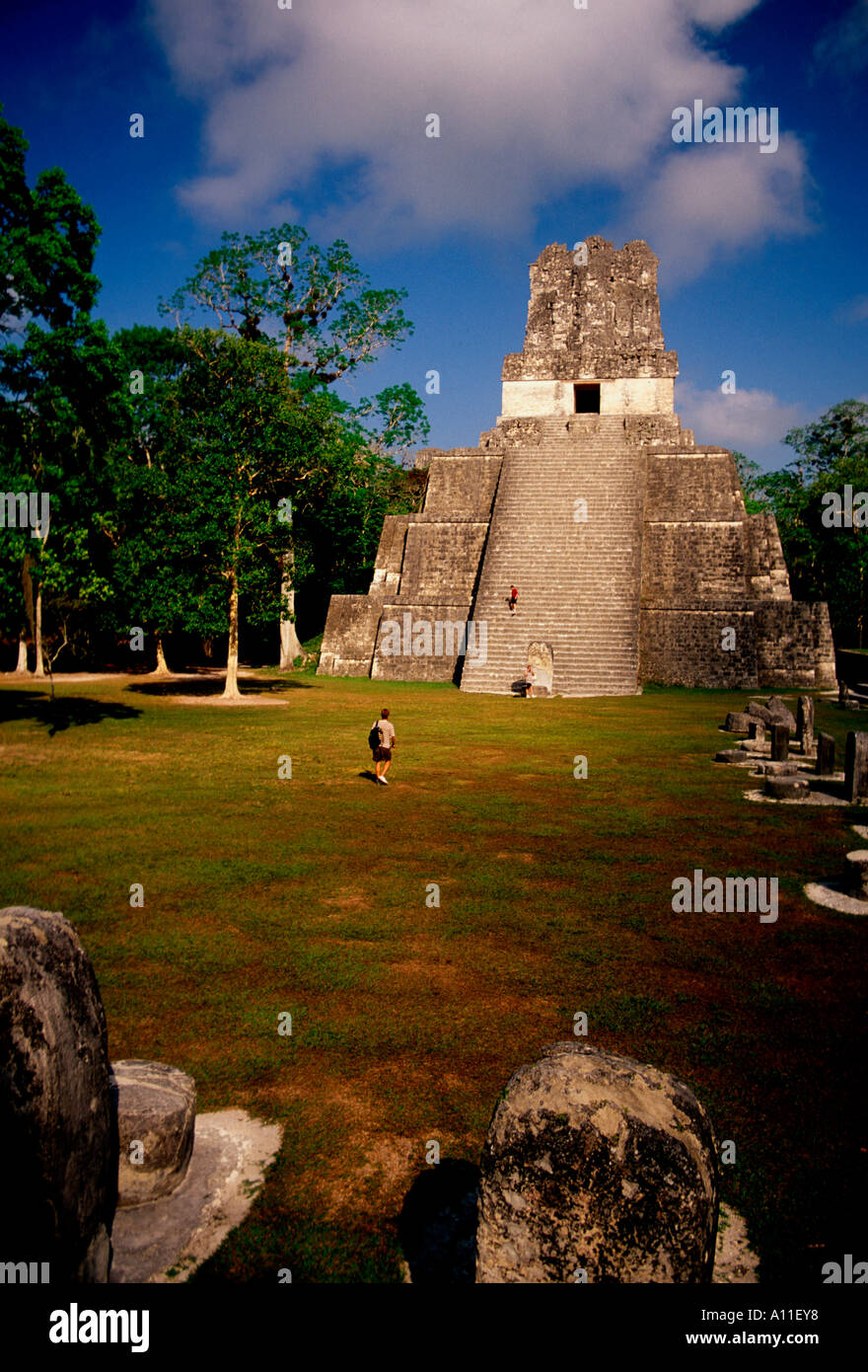 Temple de la Pyramide 2 masques aka un temple maya dans la grande place dans le parc national de Tikal à El Peten au Guatemala Amérique Centrale Ministère Banque D'Images