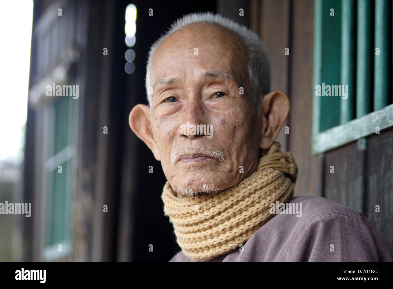 Vieux homme local vietnamien avec corde traditionnel skarf, Delta du Mekong, Vietnam Banque D'Images