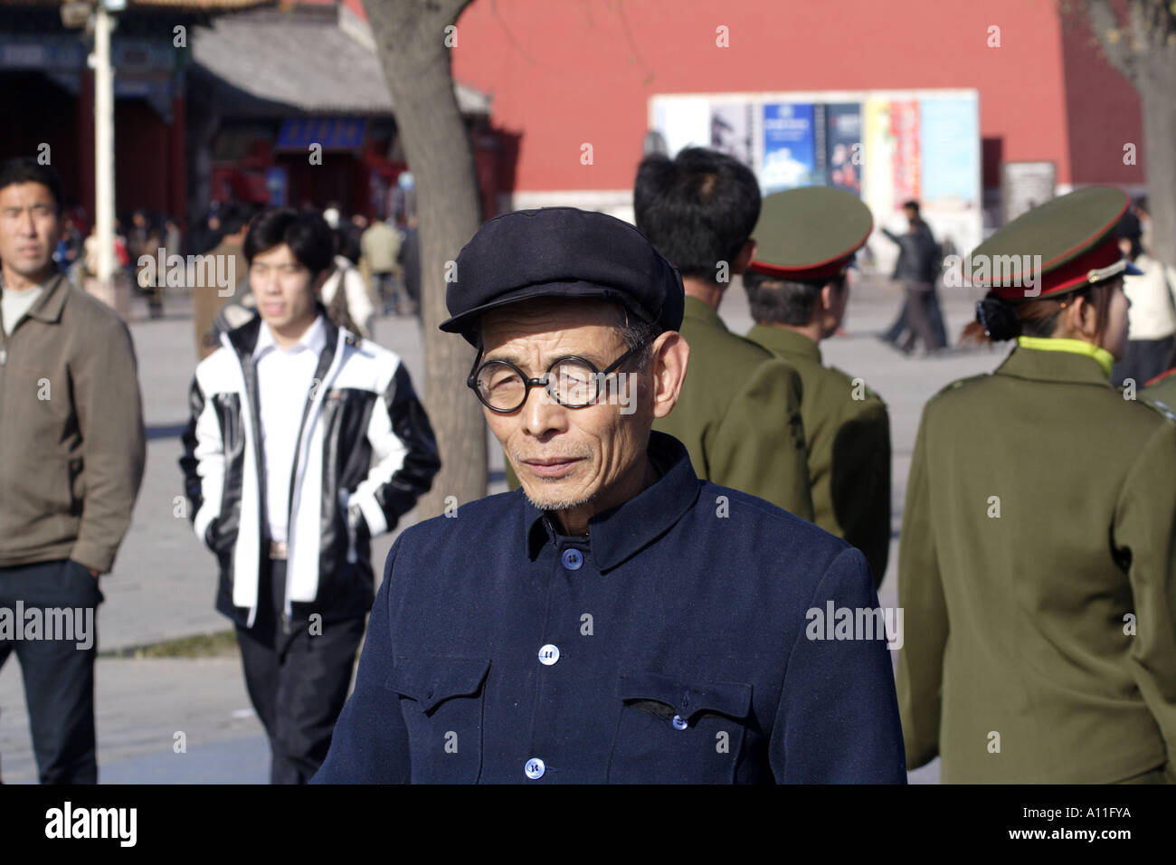 Vieil homme en costume mao et hat, la Place Tiananmen, Pékin, Chine Banque D'Images