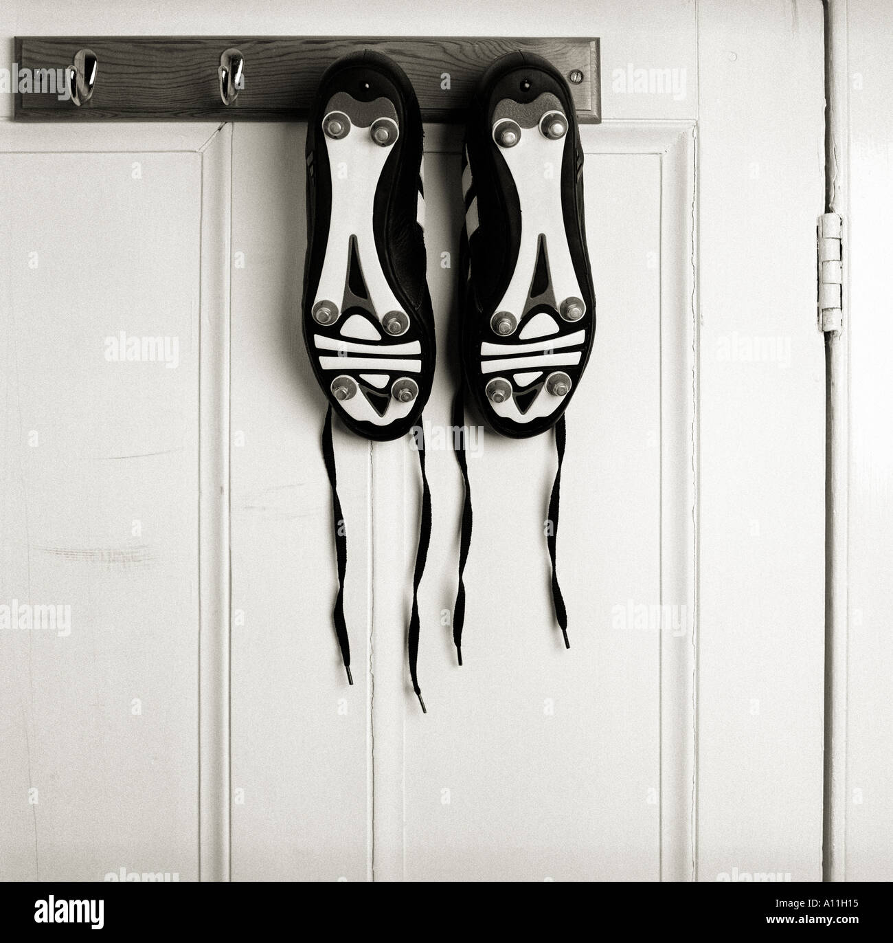 Une paire de chaussures de football adidas predator suspendu à une patère  Photo Stock - Alamy