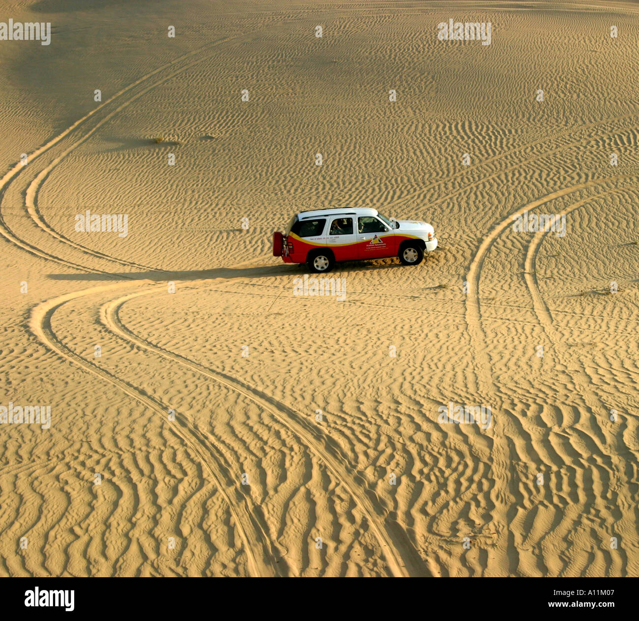 4 roues motrices 4x4 sur les dunes desert safari, Abu Dhabi, UAE Banque D'Images