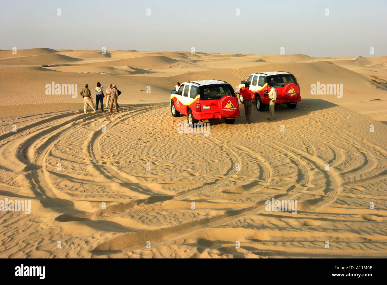 Désert d'arabie 4 roues motrices car trip, Abu Dhabi, Émirats arabes unis, Moyen Orient, notion de voyage aventure Banque D'Images