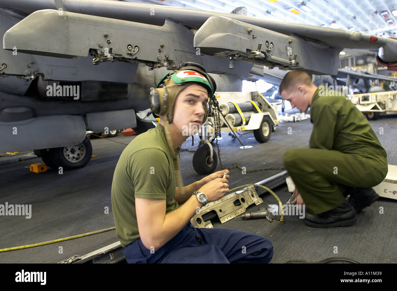 Les avions de la marine sont prêts à prendre un Hornet Marine hors de l'USS Bataan au large de la côte de l'Irak en mars 2003 la collection R Roane Banque D'Images