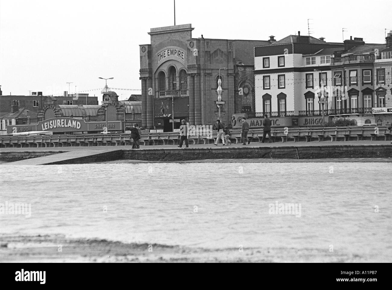 Plage inondée de Great Yarmouth après la tempête de 1993, montrant l'ancien cinéma Empire Banque D'Images