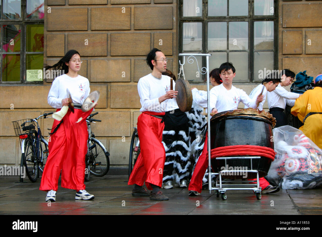 Les musiciens du Nouvel An chinois à Cambridge, Angleterre. Banque D'Images