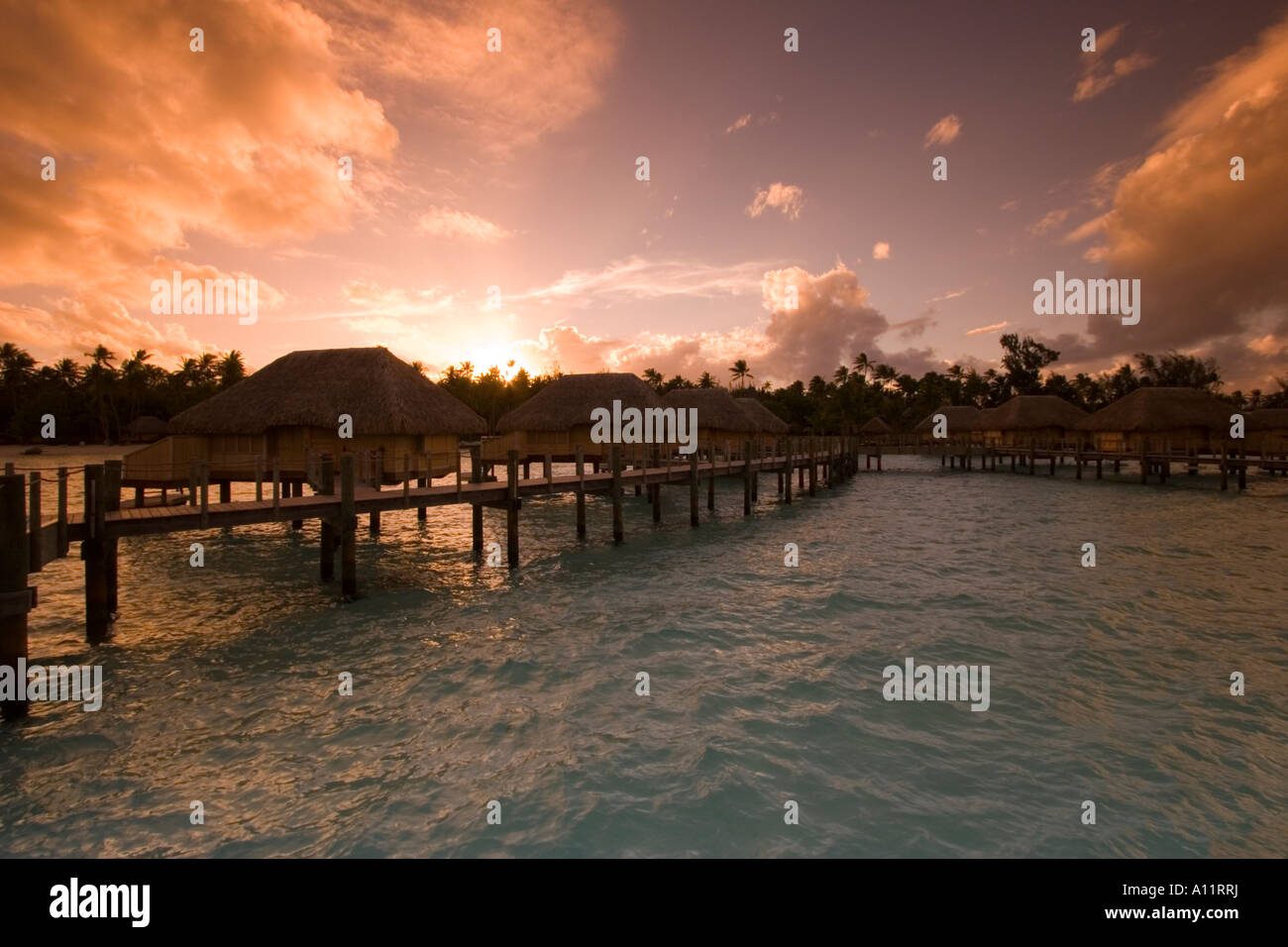 Bungalows sur pilotis, Coucher de soleil, le Pearl Beach Resort Bora Bora Lagoon, , France, Banque D'Images