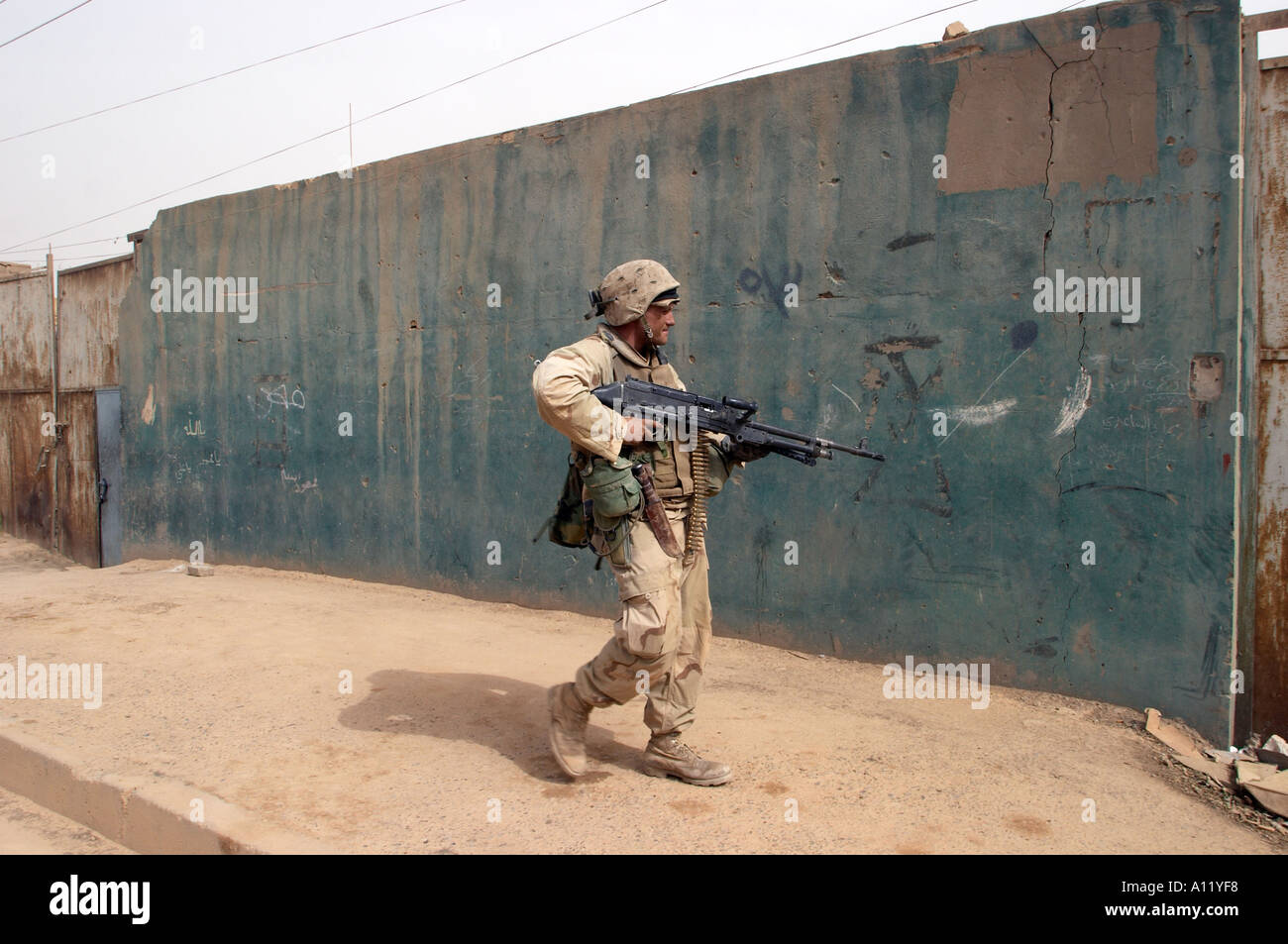 9 avril 2003 Bagdad Irak Marines du 3e bataillon du 4ème Marines les maisons de recherche lorsqu'ils entrent dans le centre de Bagdad après t Banque D'Images