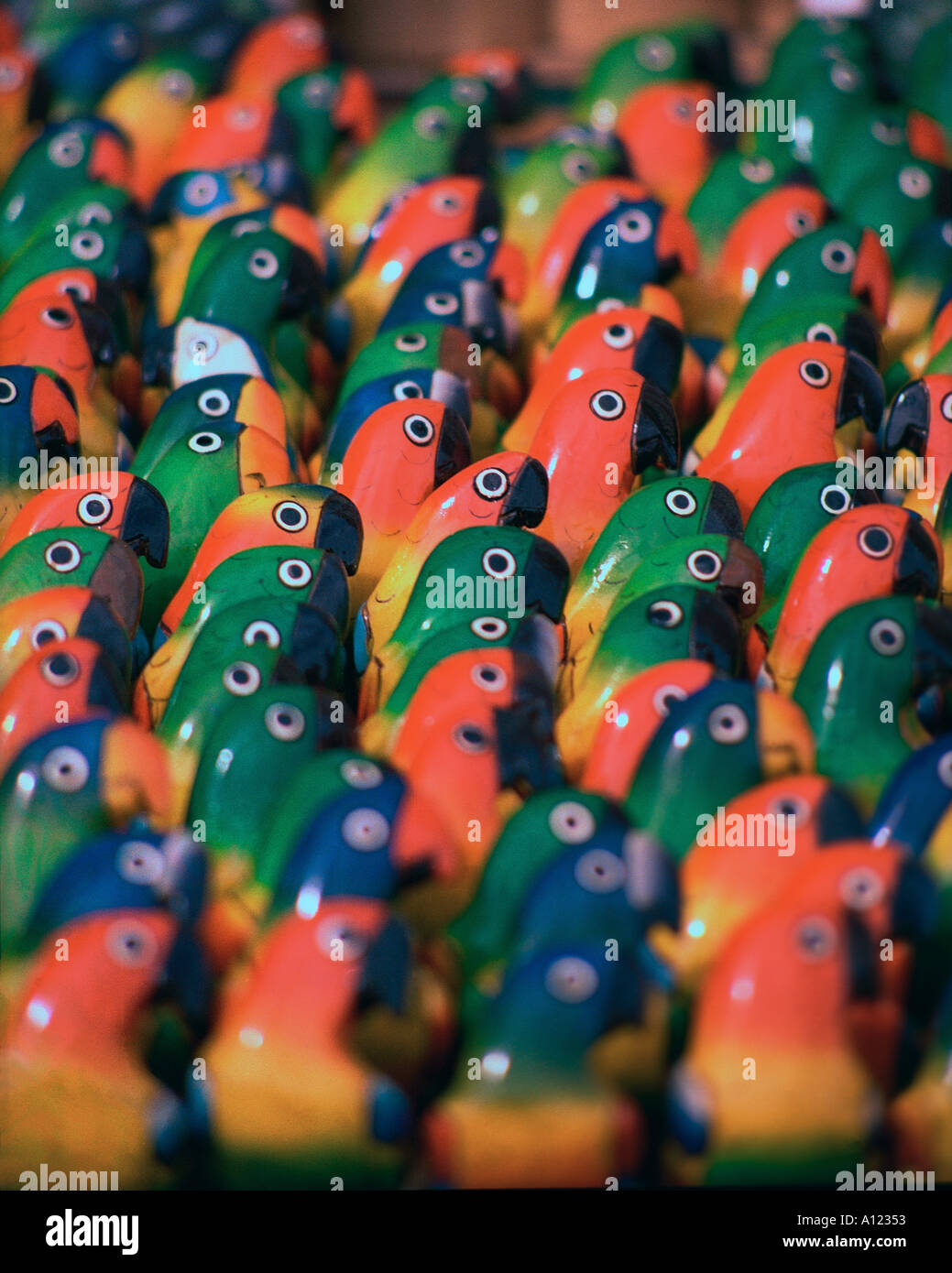 Des modèles en bois en balsa de perroquets, de l'Équateur Banque D'Images