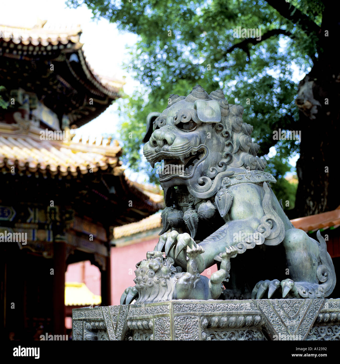 Lion de Bronze Yonghehong Lamaserie, Beijing. Chine Banque D'Images