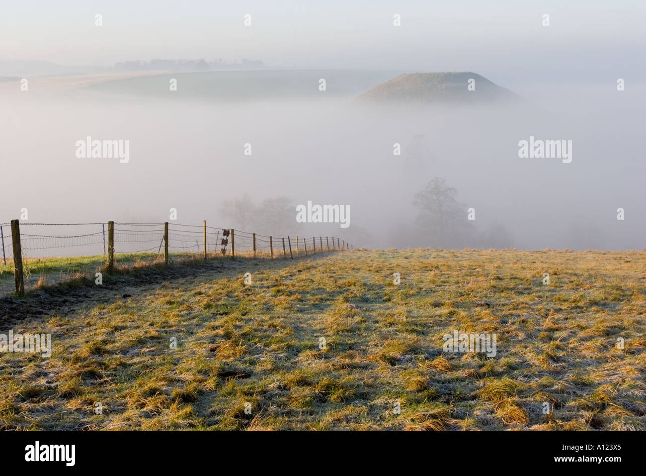 Silbury Hill monument néolithique mystérieux dans le Wiltshire enveloppées de brumes au petit matin Banque D'Images