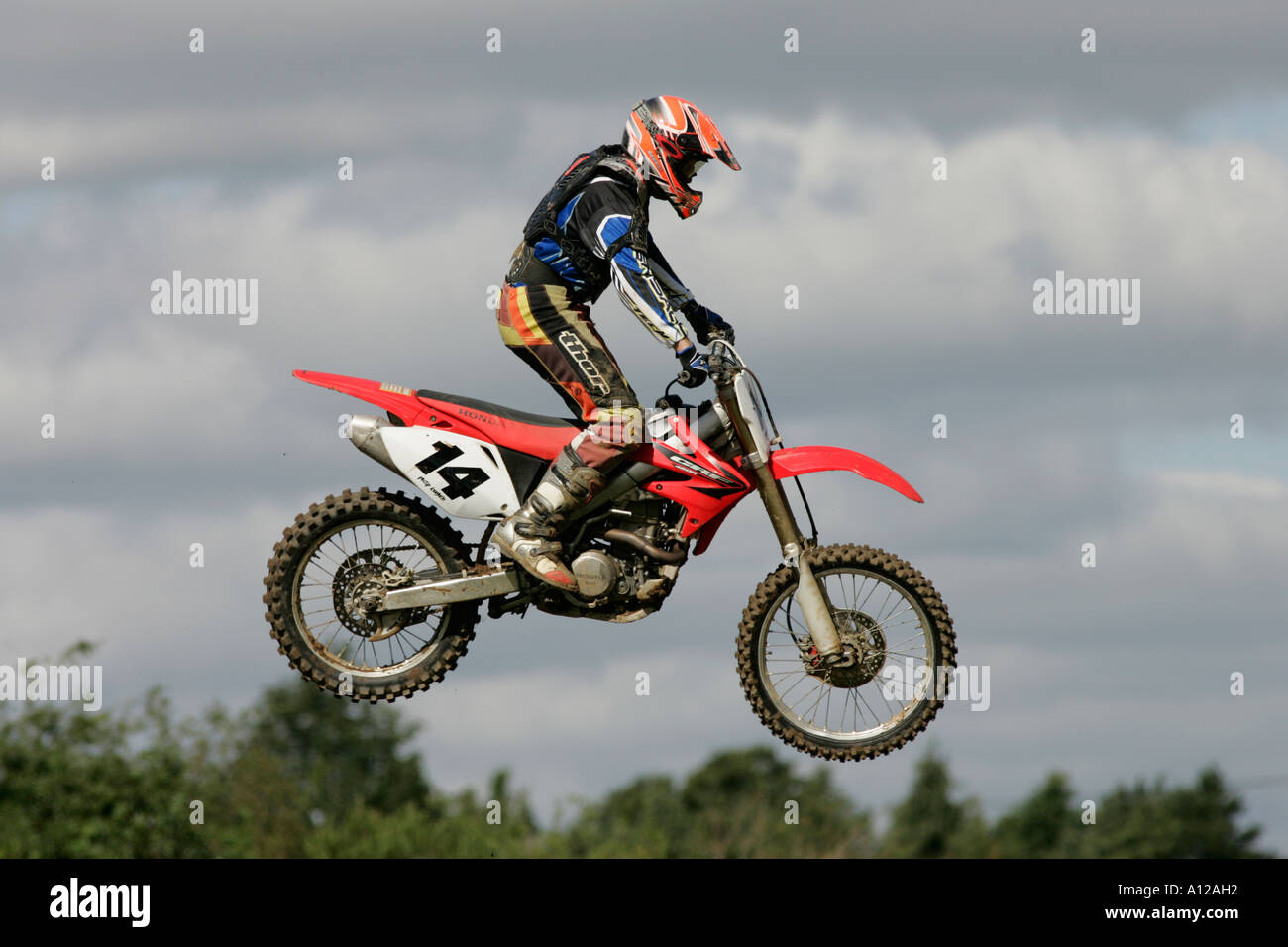 Philip Loughlin 14 saute sa 450 Honda dans un ciel nuageux à tandragee circuit de motocross le comté de Down en Irlande du Nord Banque D'Images